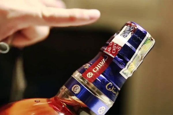 Nhận biết rượu chivas 18 thật và giả bằng tem trên nắp chai