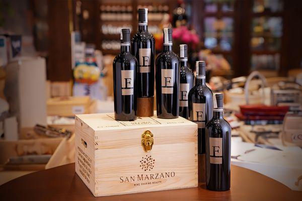 Rượu vang F có hương vị thơm ngon và kiểu dáng hấp dẫn