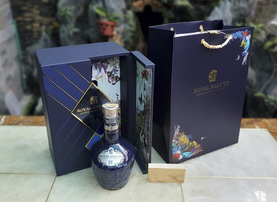 RƯỢU CHIVAS 21 NĂM - HỘP QUÀ TẾT 2020 (Hết Hàng)