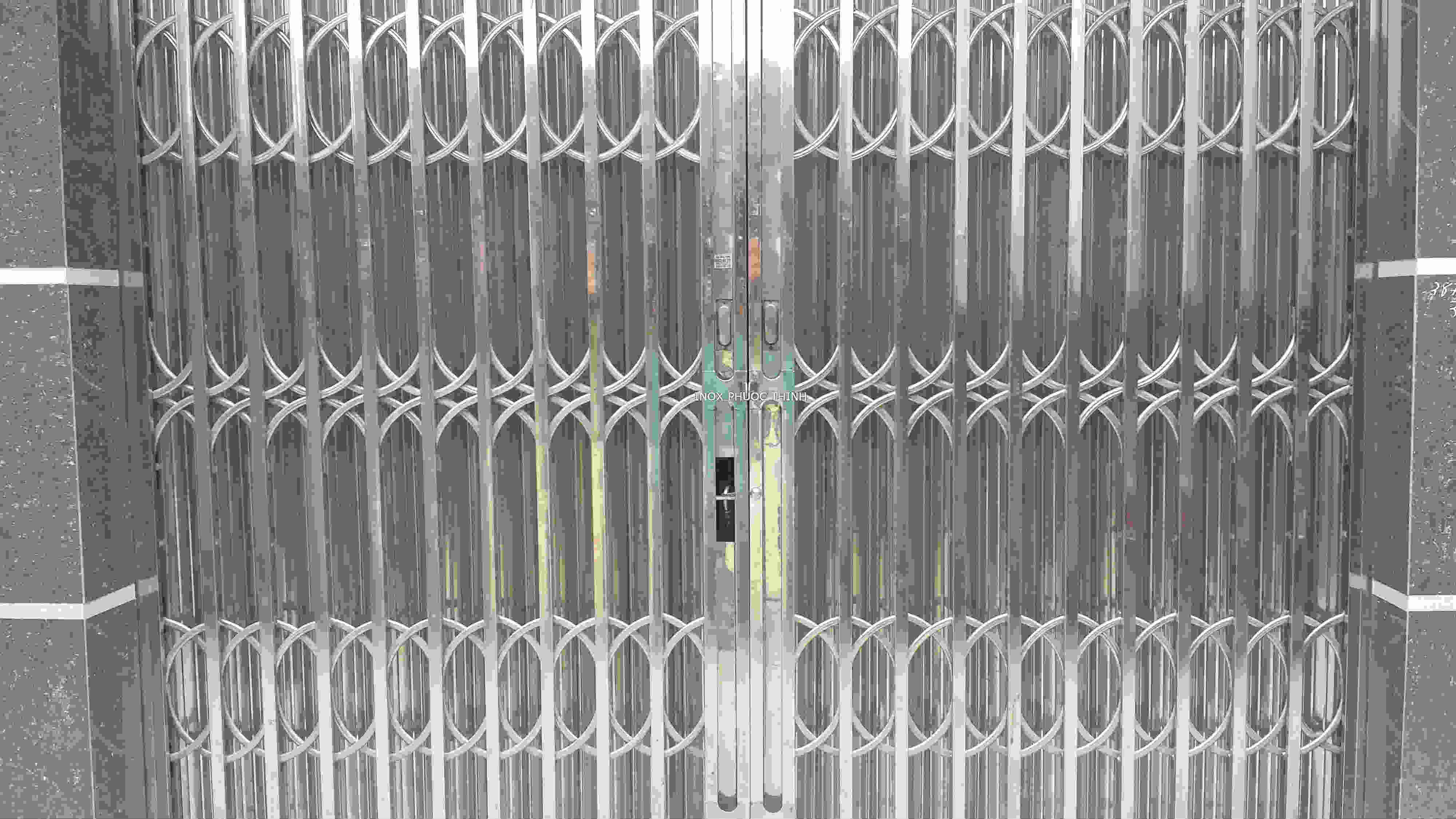 Nên làm cửa sắt hay inox?