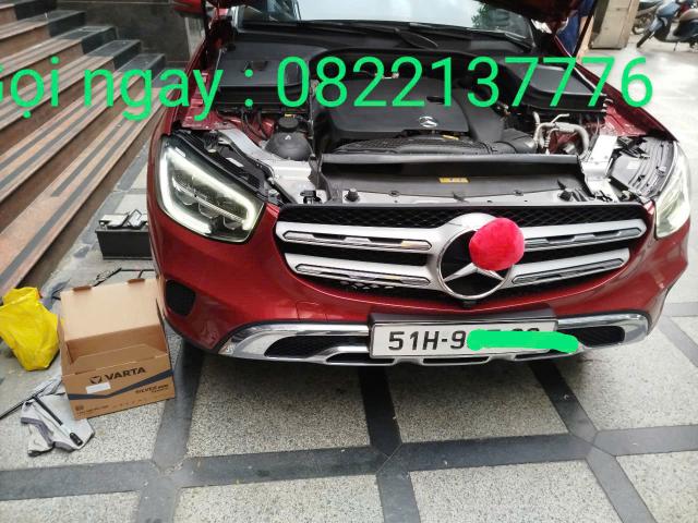 Kỹ thuật viên thay ắc quy Mercedes GLC 250 giữ nguồn nuôi