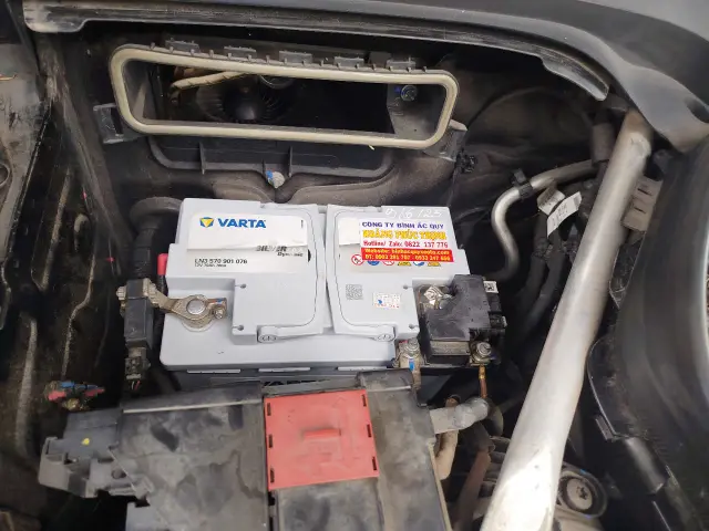 kỹ thuật thay bình ắc quy xe mercedes e250 chuẩn