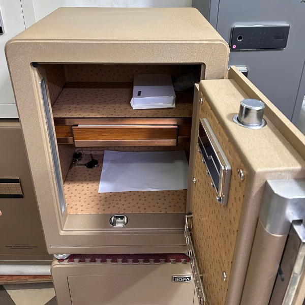 Nội thất Két sắt Bofa BFV-60BJ thiết kế đẹp với nội thất bọc da và có khay trang sức