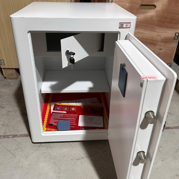 Két sắt điện tử Việt Nhật VN-63AE có nội thất 3 ngăn rộng để được hồ sơ tài liệu, tiền, vàng...