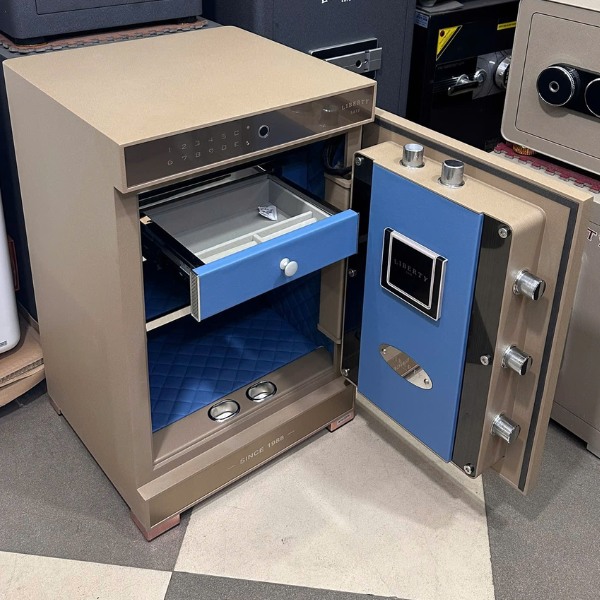 Nội thất Két sắt Liberty LB68 S7II màu vàng đồng có nội thất màu xanh