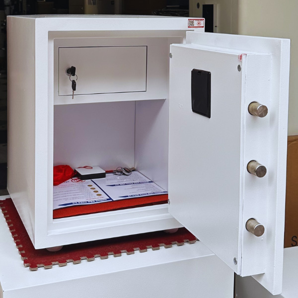 Nội thất két sắt mini điện tử cho gia đình chống cháy màu trắng mở bằng vân tay điện tử Việt Nhật VN33FE rộng để được giấy tờ