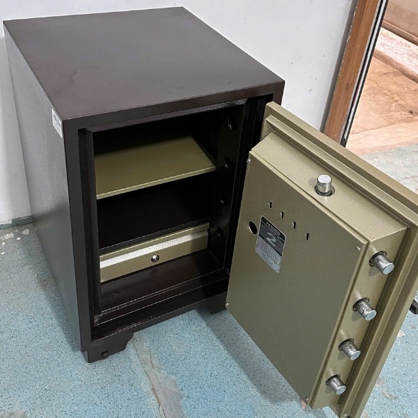 Nội thất két sắt Hàn Quốc Trusafe C100DM khóa cơ đổi mã