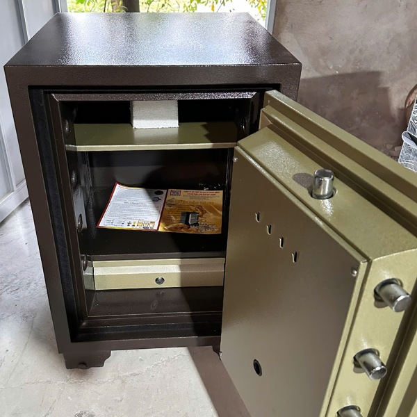 Két sắt hàn quốc Trusafe E100DT điện tử có kết cấu chắc chắn được gia đình công ty sử dụng nhiều