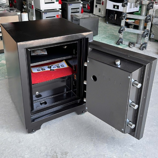 Nội thất cao cấp của két sắt vân tay điện tử Nhật bản TKO68F chống cháy