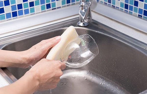 dùng cọ mềm rửa sạch ly 