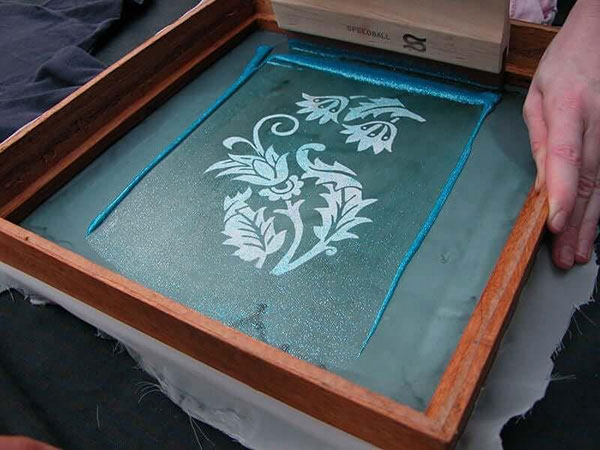 In lụa là gì? Làm sao để hiểu rõ in lụa như một chuyên gia?