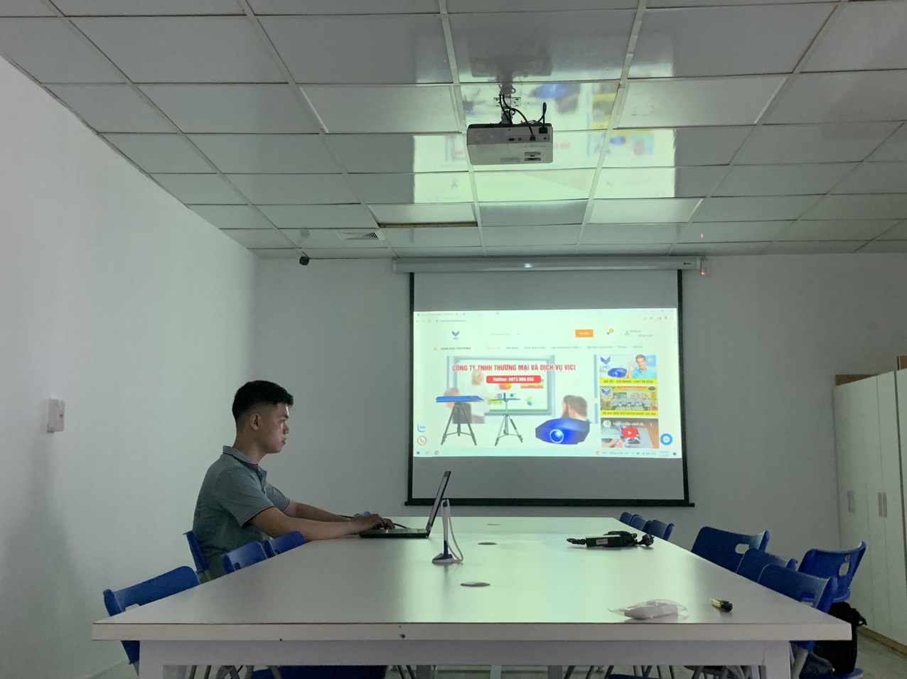 Máy chiếu cũ giá rẻ – Lựa chọn thông minh cho văn phòng