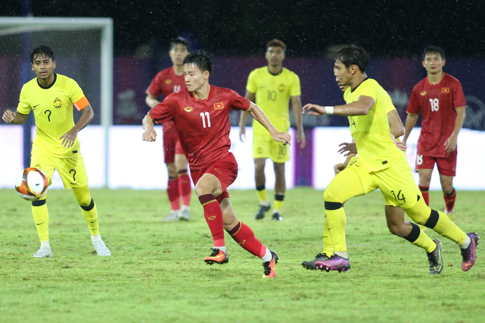 U22 Việt Nam giành chiến thắng 2-1 trước U22 Malaysia tại Sea Games 32