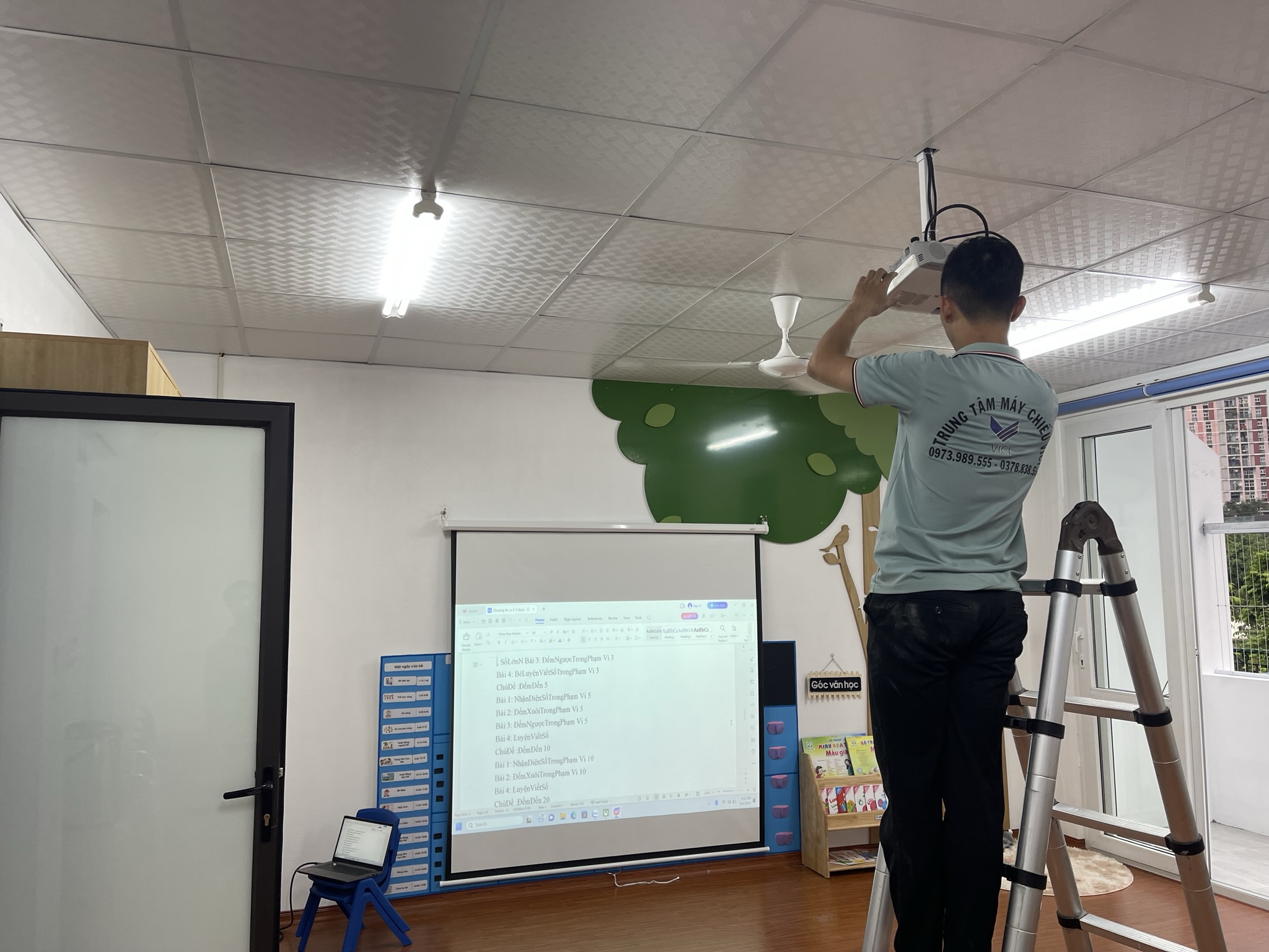 Lắp đặt máy chiếu lớp học