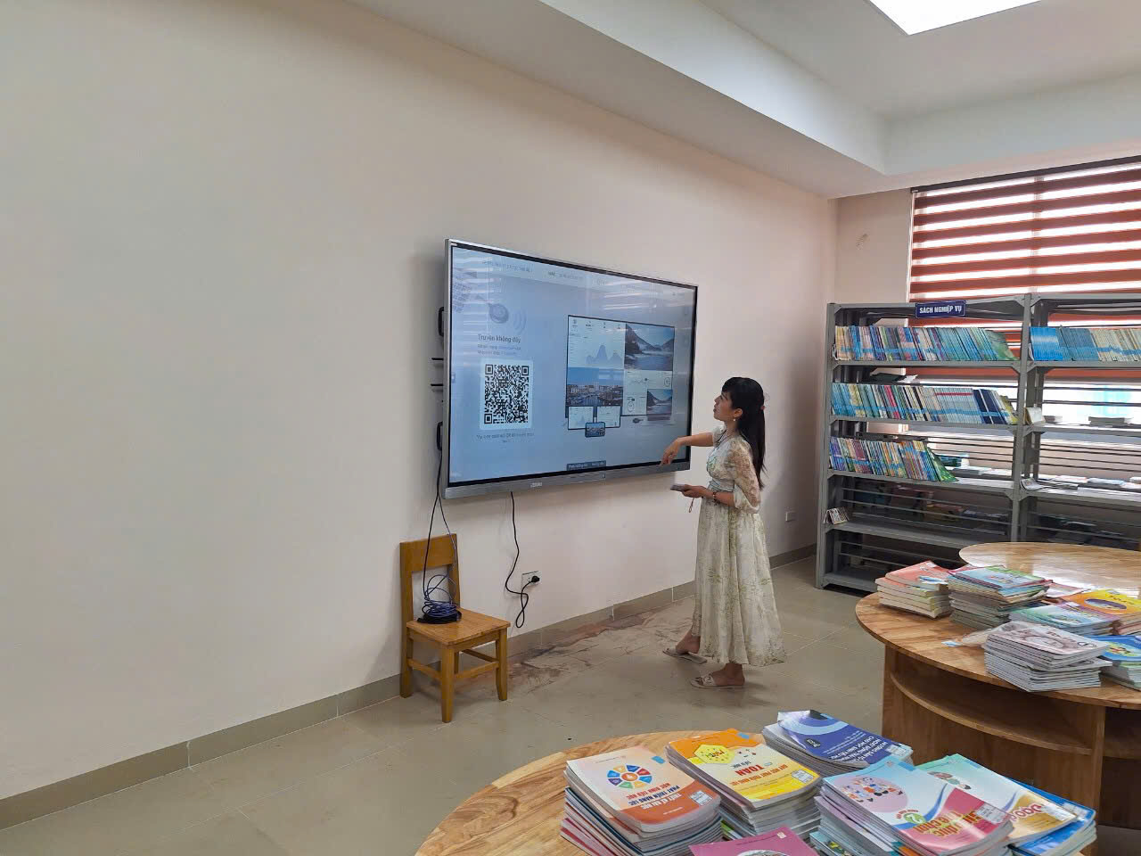 Lắp đặt màn hình tương tác Eiboard cho thư viện