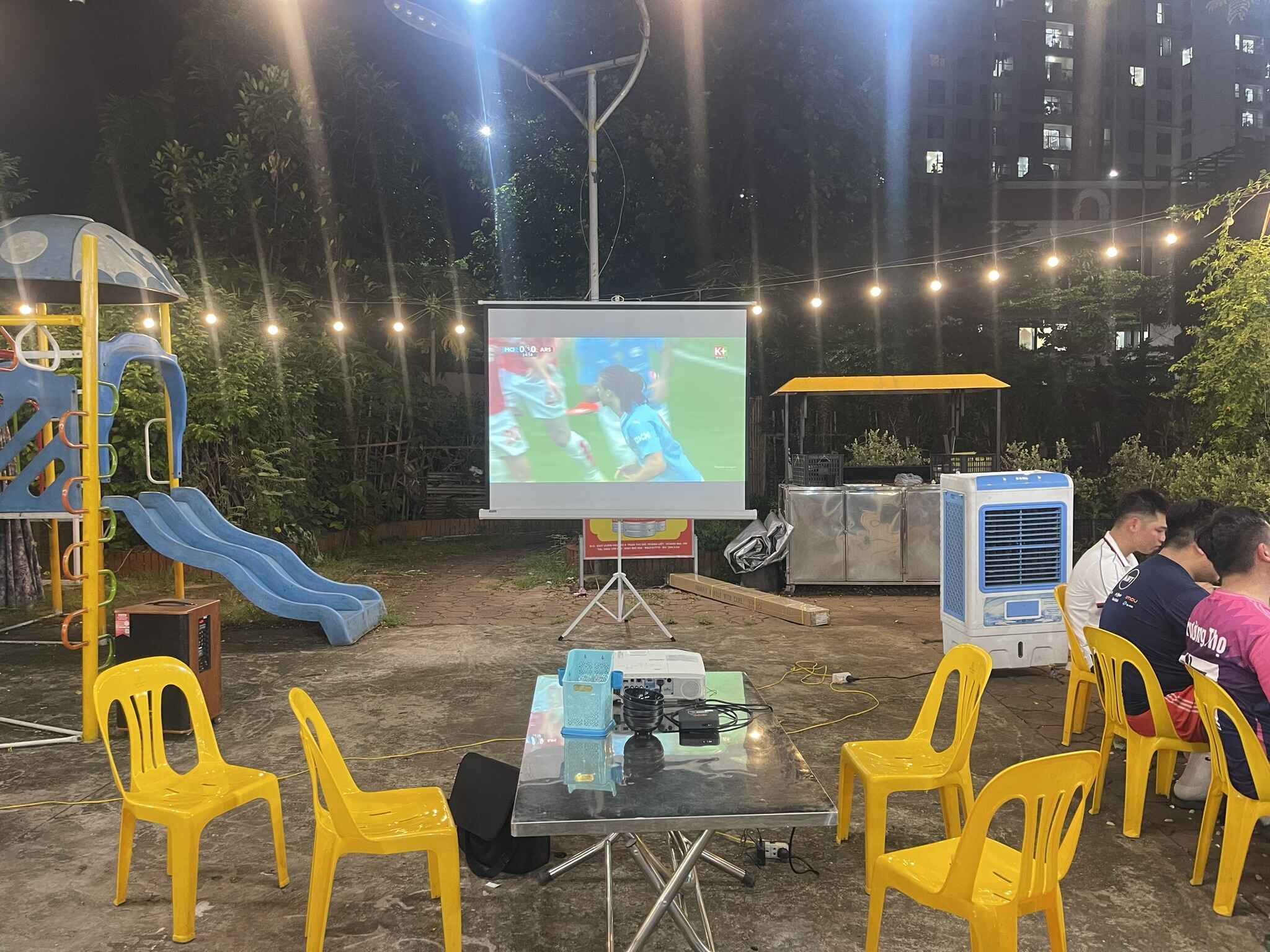 Máy chiếu xem bóng đá