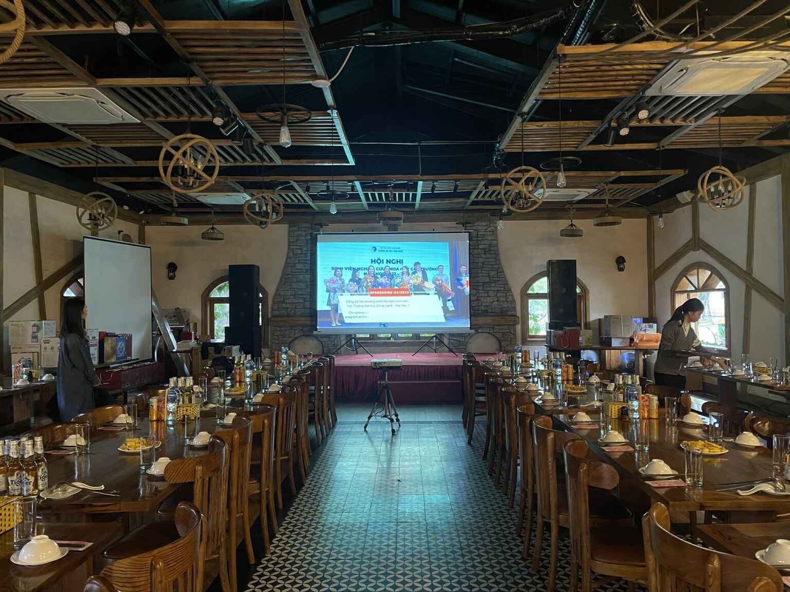 Cho thuê máy chiếu nhà hàng