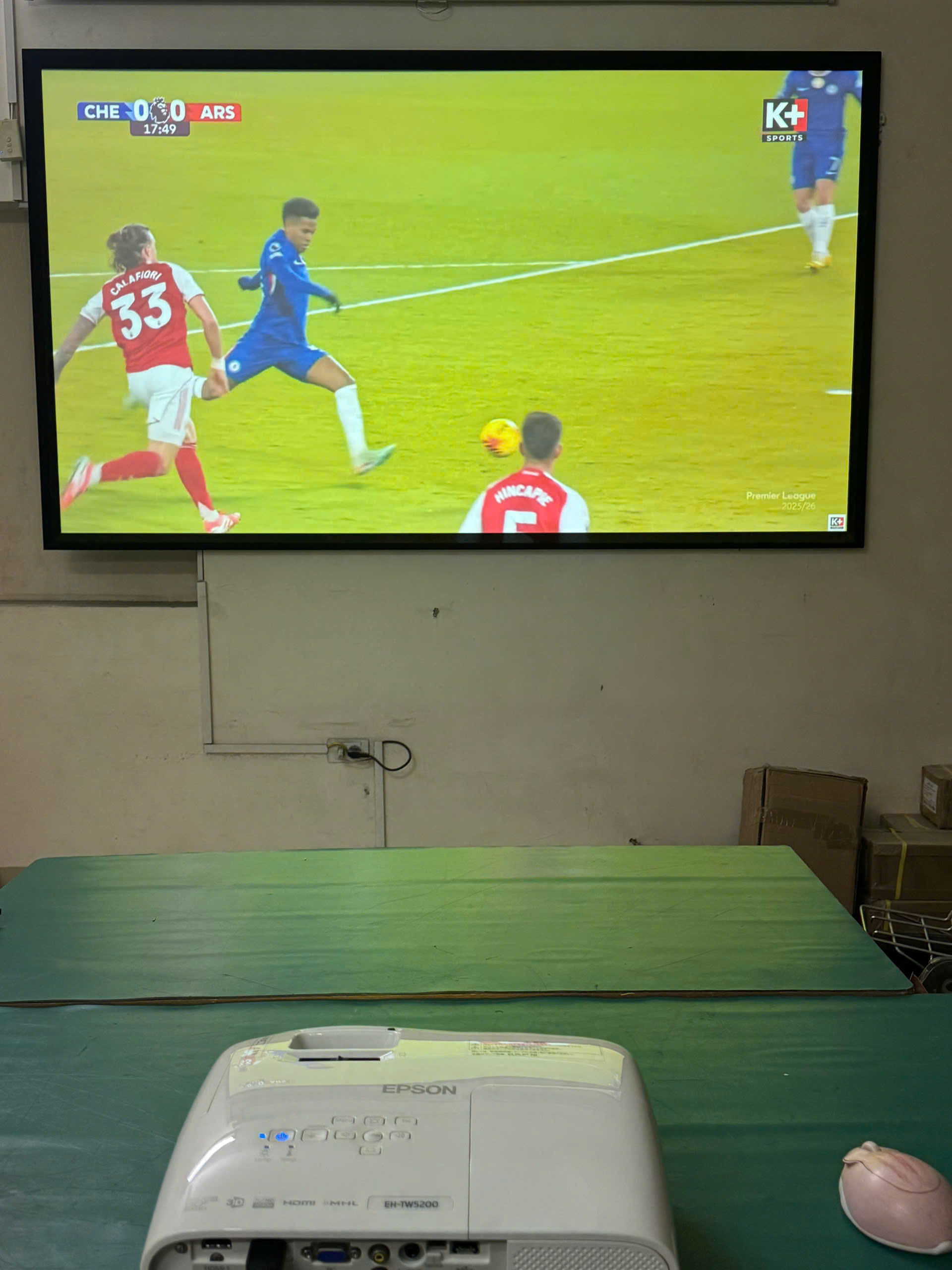 Máy chiếu xem bóng đá