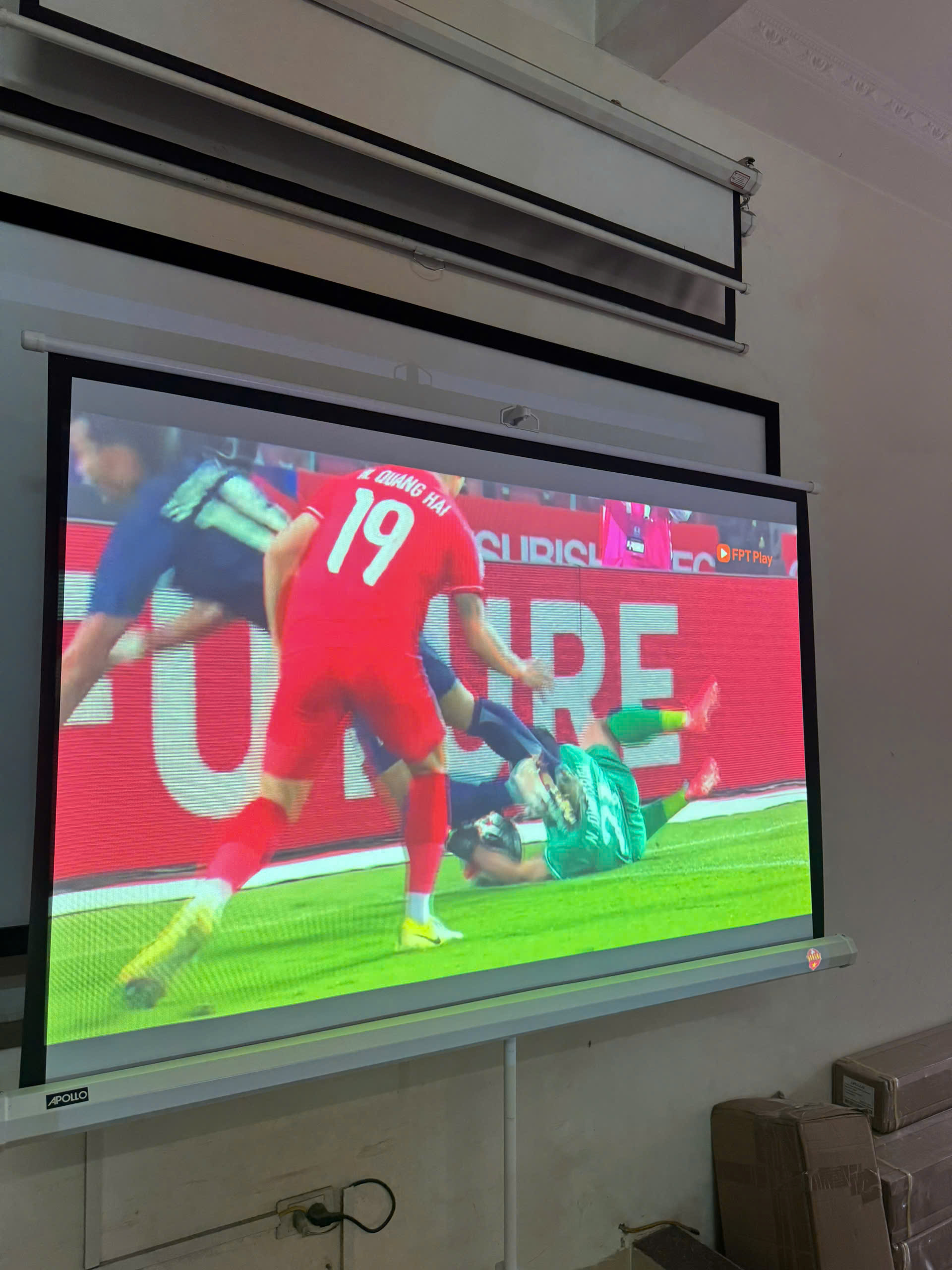 Máy chiếu xem bóng đá