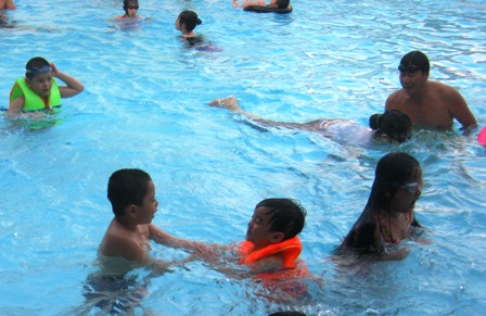 Bắt buộc trang bị áo phao cho học sinh mới học bơi