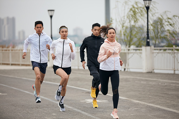 Vì sao đế giày chạy bộ dày hơn thông thường? - Tại sao thiết kế này lại đáp ứng tốt hơn nhu cầu người chạy? Vì sao đế giày chạy bộ dày hơn thông thường? - Tại sao thiết kế này lại đáp ứng tốt hơn nhu cầu người chạy?
