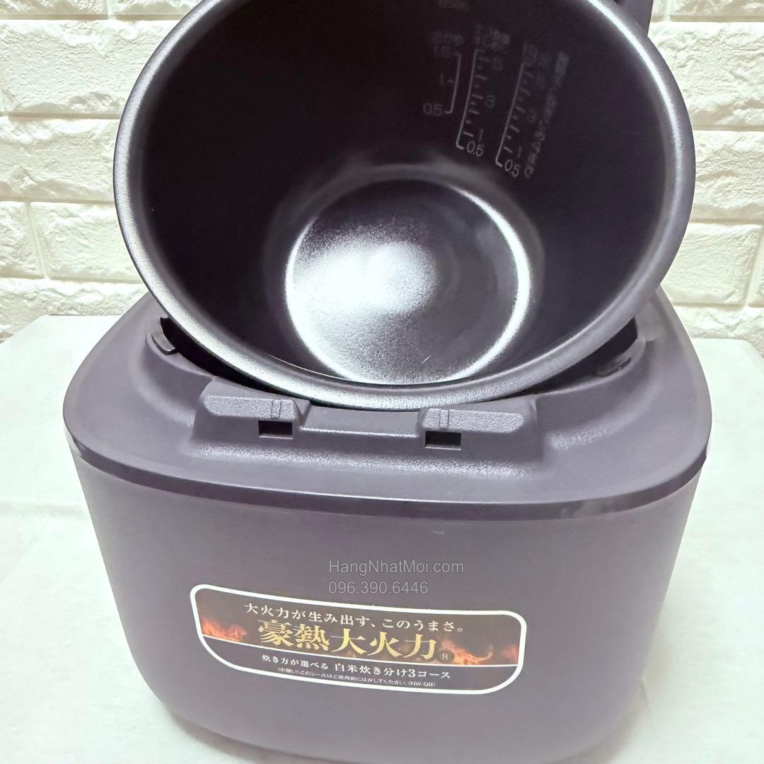 Lòng nồi NW-QB10 được nâng lên