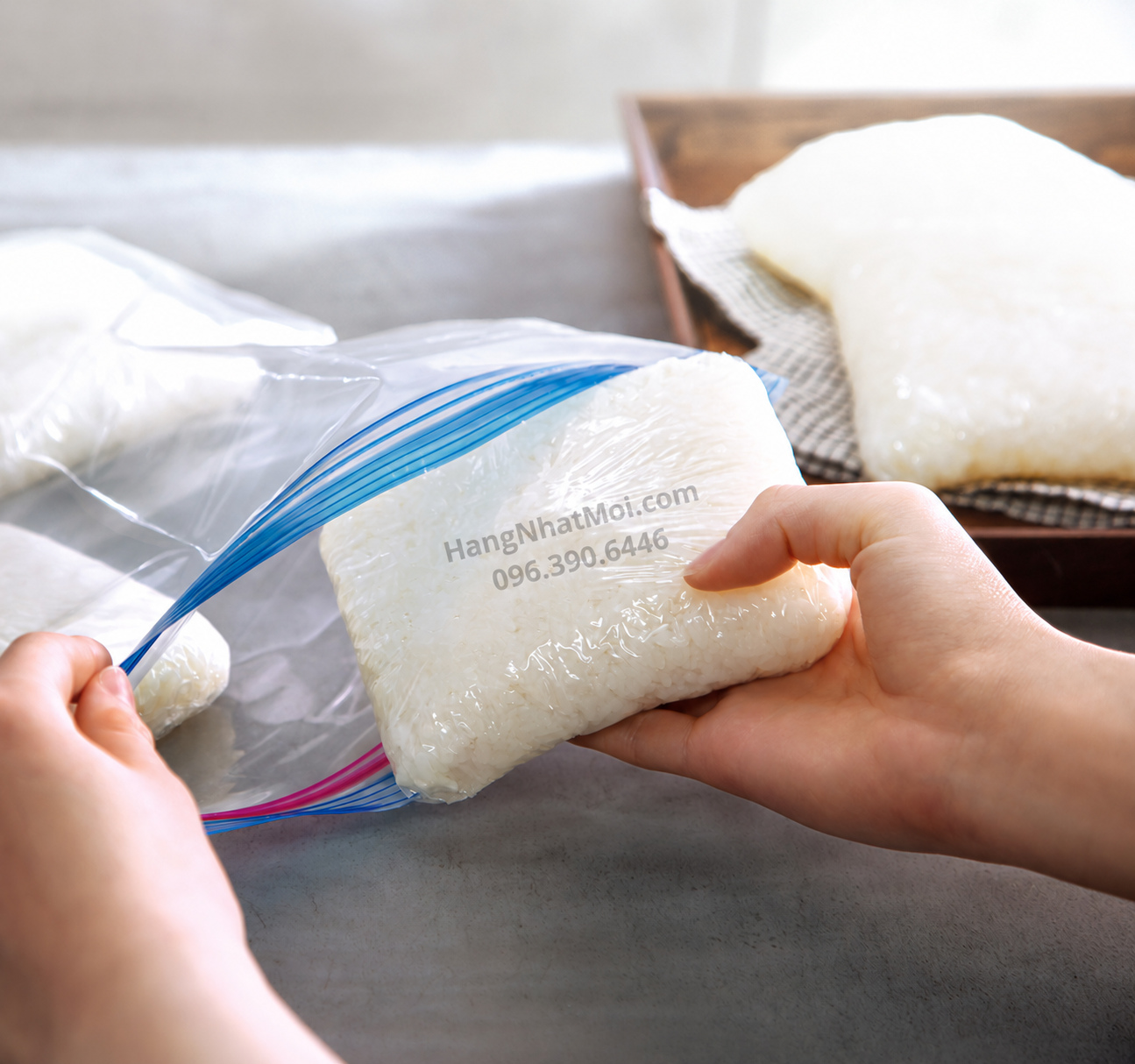 Minh họa chia cơm thành từng phần để bảo quản cấp đông