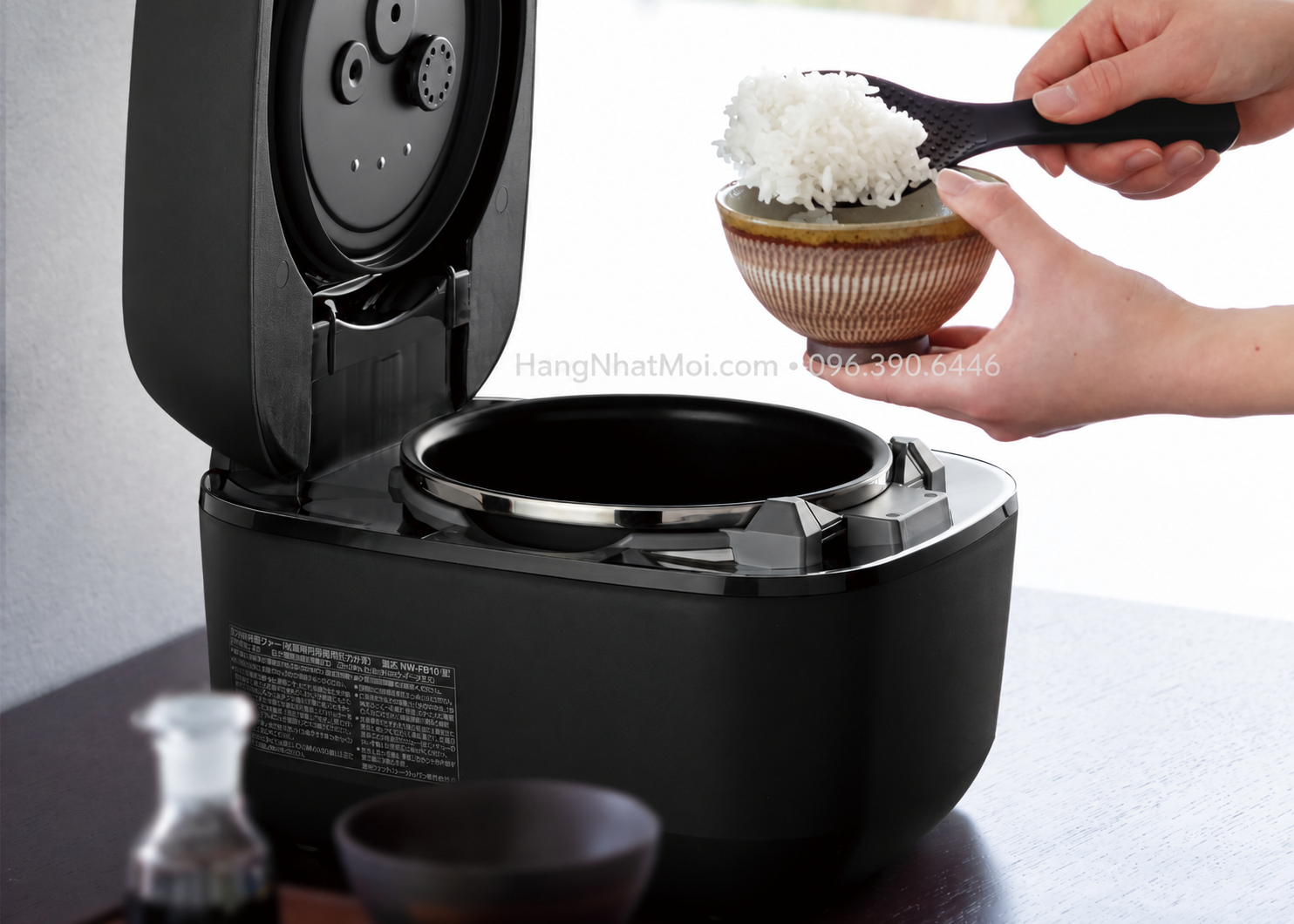 Thao tác lấy cơm khi sử dụng chức năng giữ ấm dòng Zojirushi NX-AA