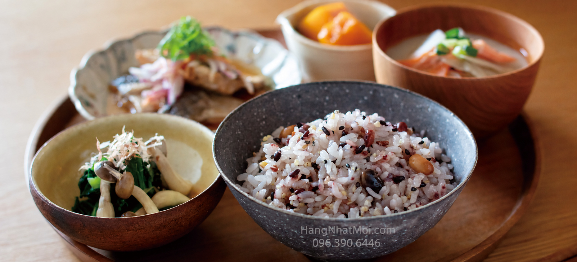 Bữa ăn minh họa với cơm ngũ cốc và các món ăn kèm