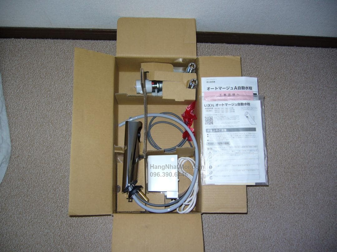 Ảnh thực tế INAX AM-300TCV1 – Bộ mở hộp với vòi, bộ chức năng, dây kết nối và tài liệu.