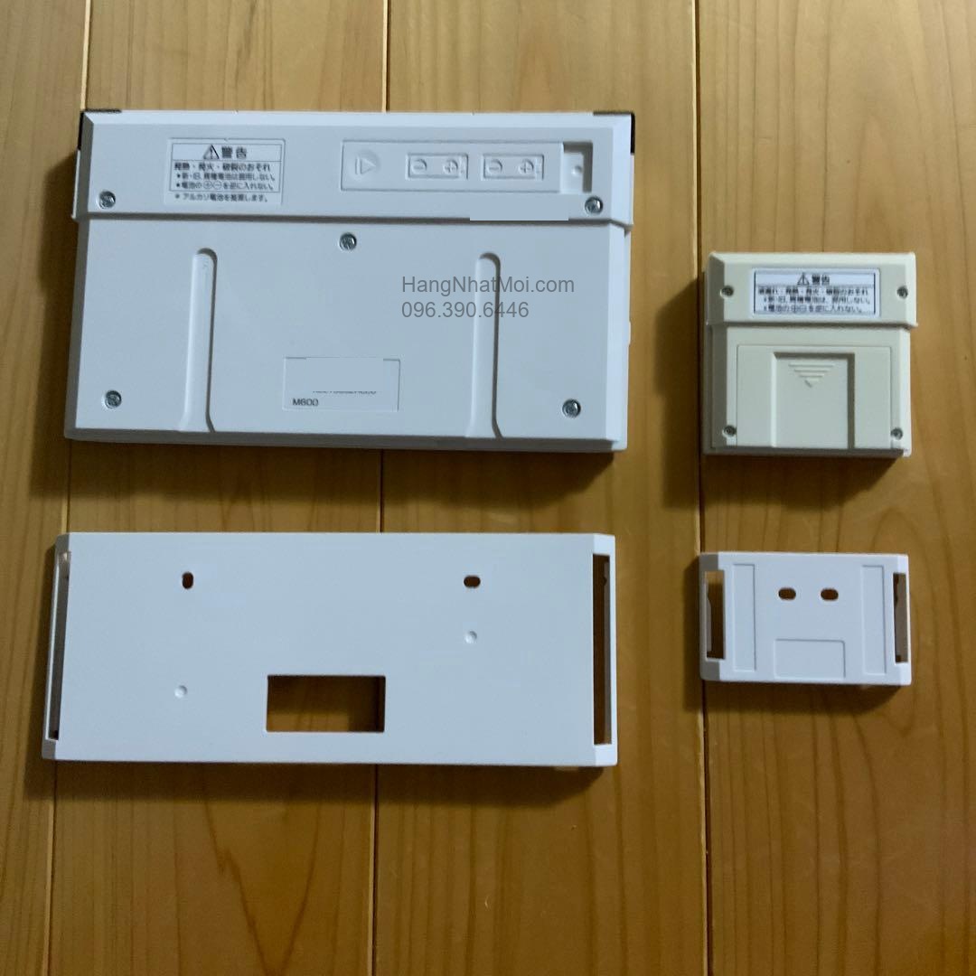 Mặt sau điều khiển M600 và cảm biến hiện diện rời kèm giá gắn