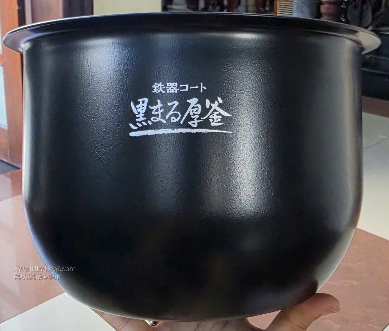 Zojirushi NW-BH18E4-BA – Mặt ngoài lòng nồi Kuro-maru của đúng chiếc máy.