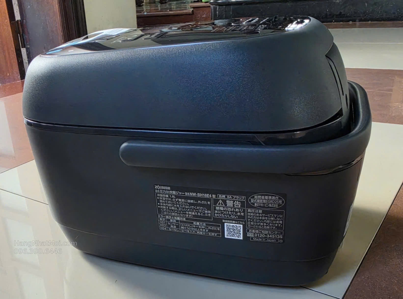 Zojirushi NW-BH18E4-BA – Thân nồi chụp thực tế từ phía sau, giữ đúng hình dáng máy.