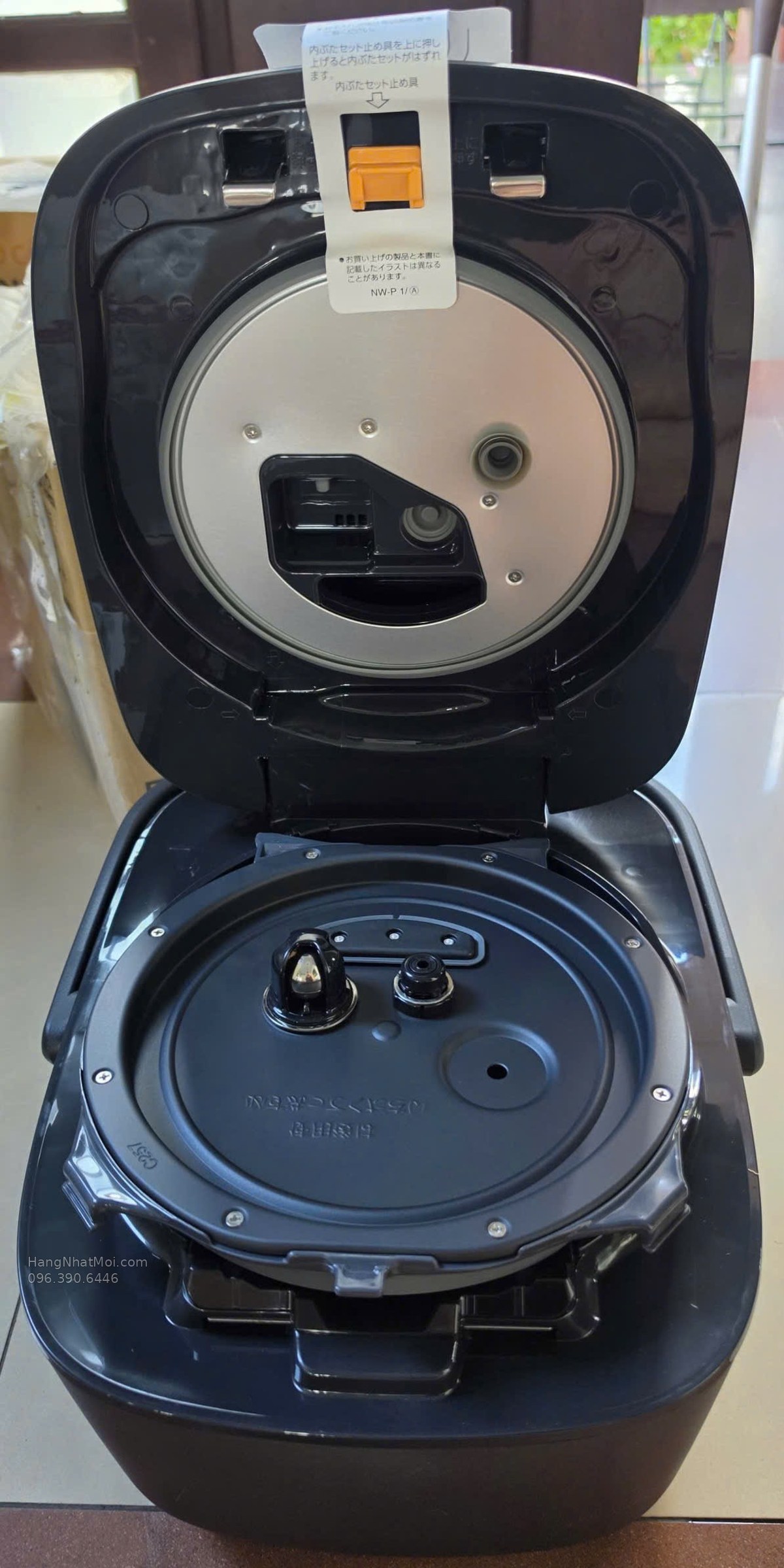 Zojirushi NW-BH18E4-BA – Nắp và cụm nắp trong khi mở, ảnh thực tế sản phẩm.