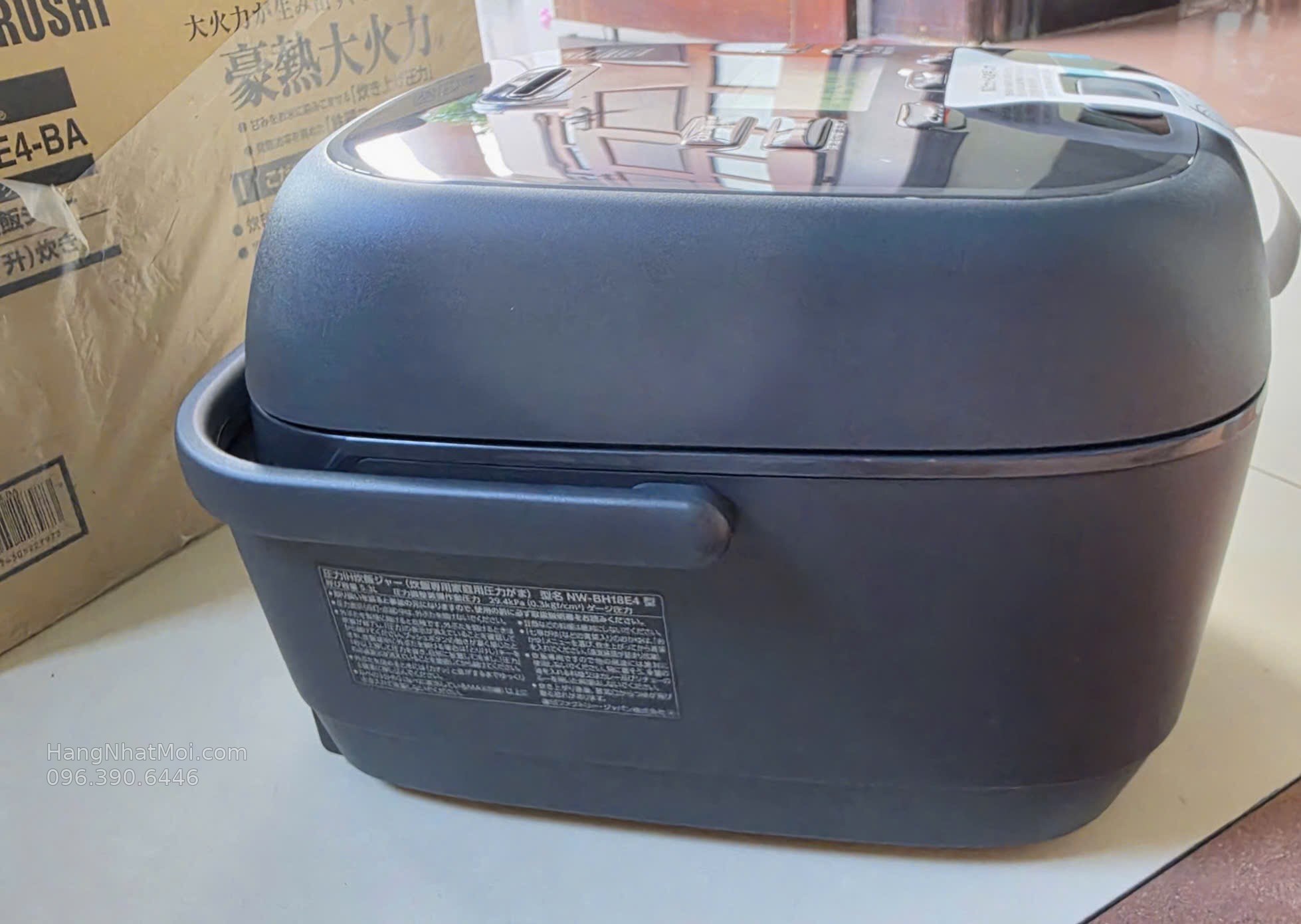 Zojirushi NW-BH18E4-BA – Góc hông và mặt sau của nồi được chụp tại shop.