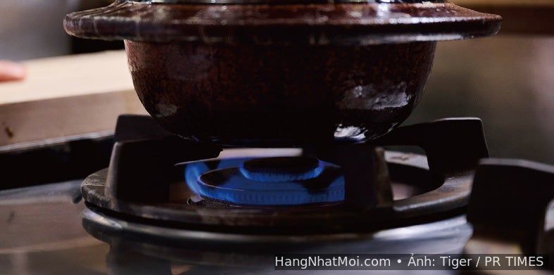Nồi đất được đun bằng lửa nhỏ minh họa công nghệ Toro-bi IH của Tiger