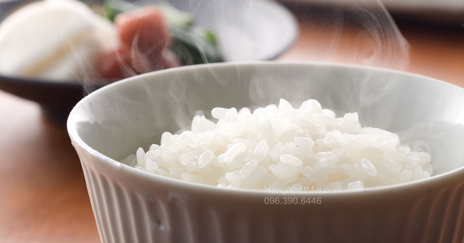 NJ-BW10G – Bát cơm trắng nóng cho bữa cơm gia đình.