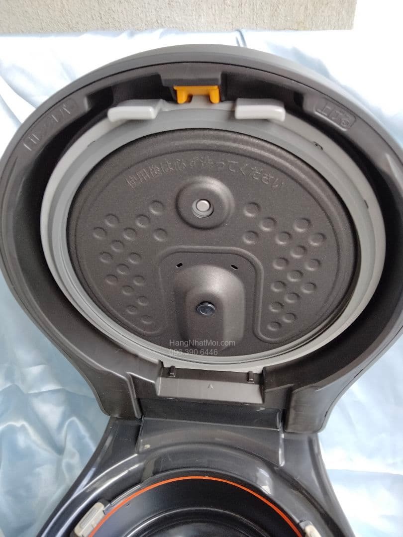 NJ-BW10G – Cận cảnh nắp trong NJ-BW10G-B.