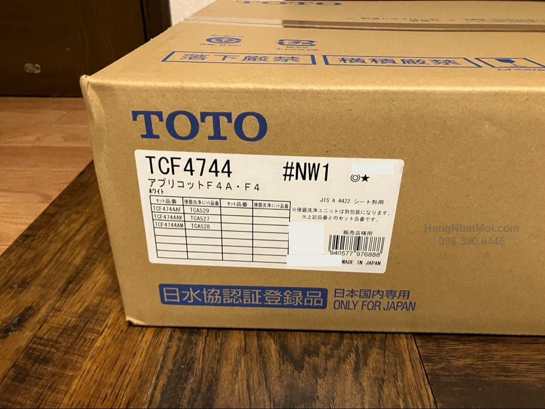 Thùng TOTO TCF4744 NW1 và nhãn model ở mặt trước