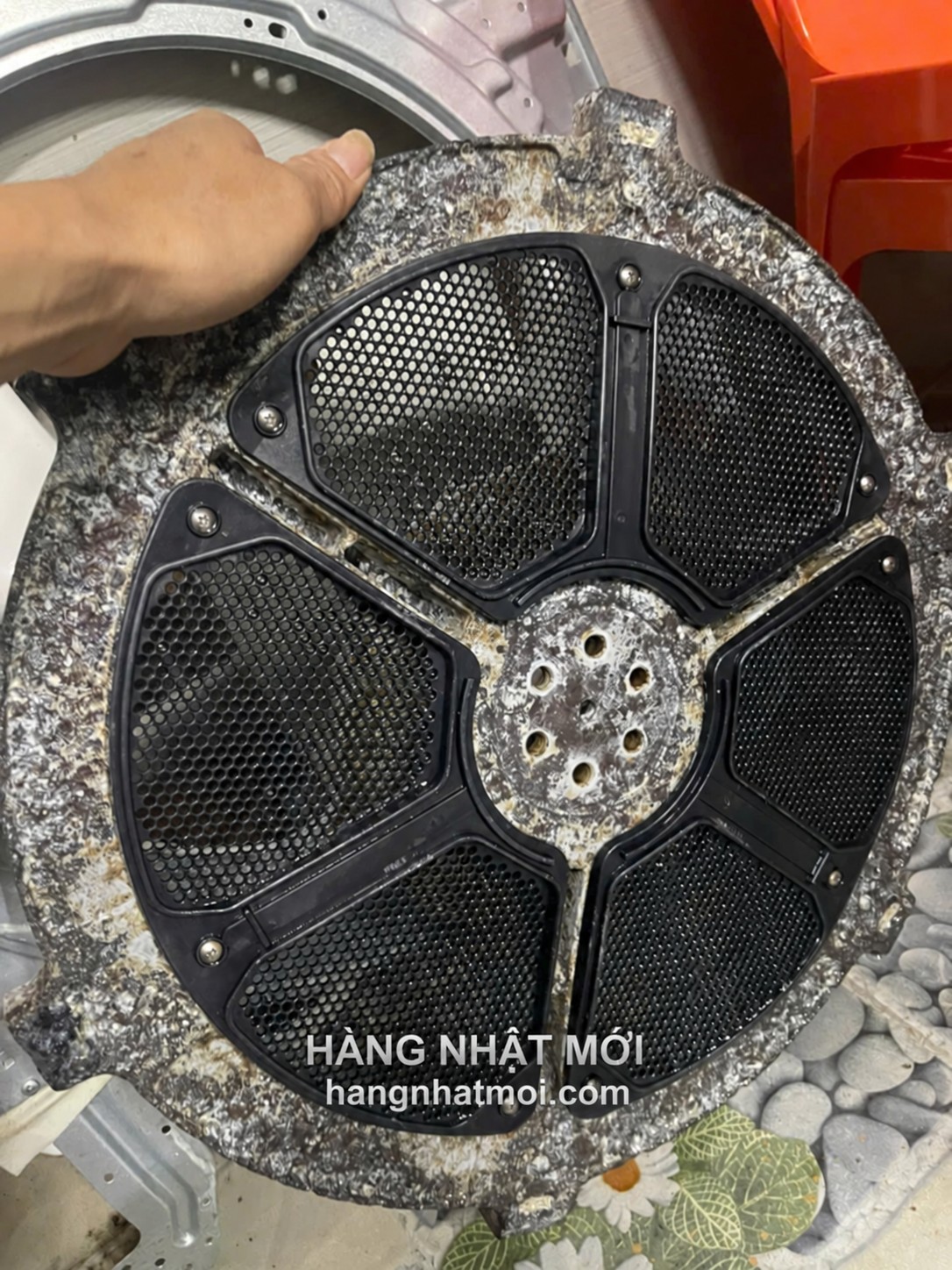Cận cảnh cặn bám trên bề mặt và quanh các khe của chi tiết đã tháo ra.