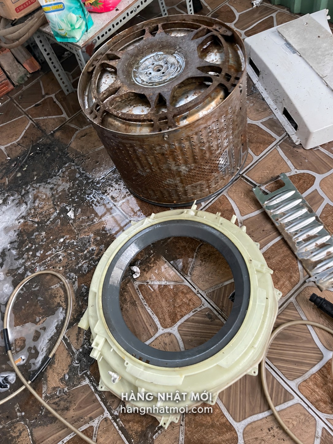 Mặt ngoài lồng inox và các chi tiết tháo rời còn nhiều cặn bám.