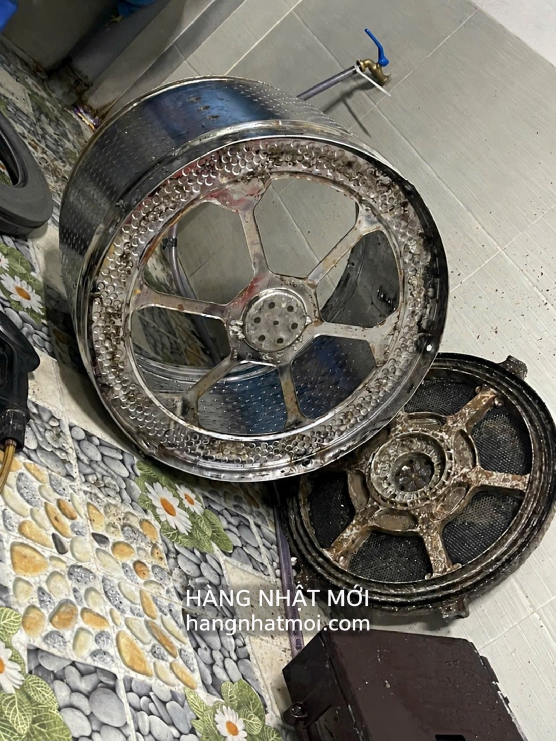 Lồng inox và chi tiết phía sau khi được tách rời: mỗi bề mặt cần được kiểm tra, làm sạch riêng.