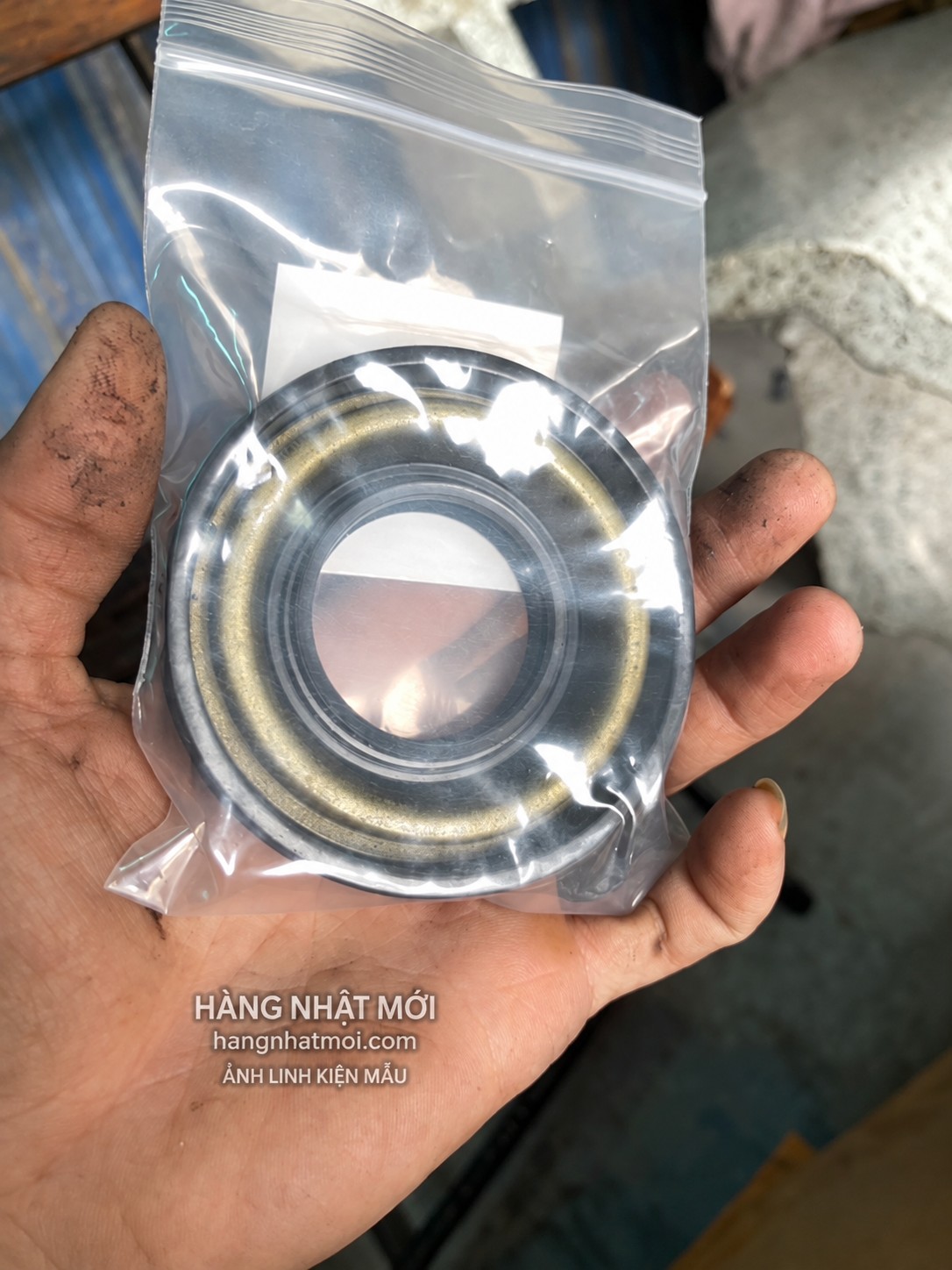 Mẫu phớt làm kín cụm lồng; kỹ thuật viên đối chiếu đúng loại theo model trước khi đề xuất thay.