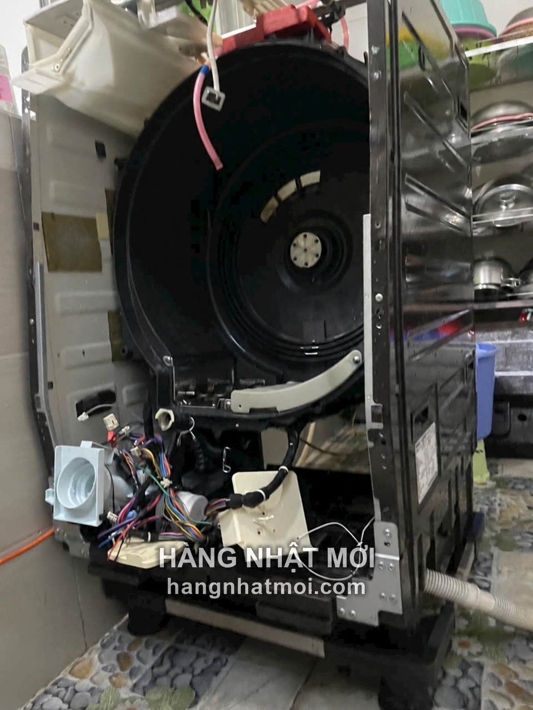 Máy đã tháo vỏ và các cụm liên quan để tiếp cận khoang lồng, đường ống và những vị trí cần kiểm tra.