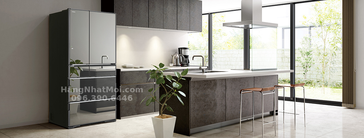 Hitachi R-WXC74X – Mặt gương Crystal Mirror trong không gian bếp.