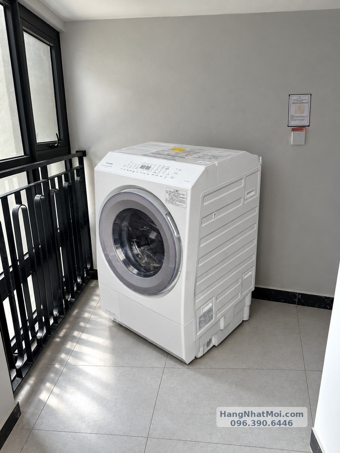 Góc nghiêng máy giặt sấy Toshiba TW-127XH3L tại khu vực trưng bày thực tế