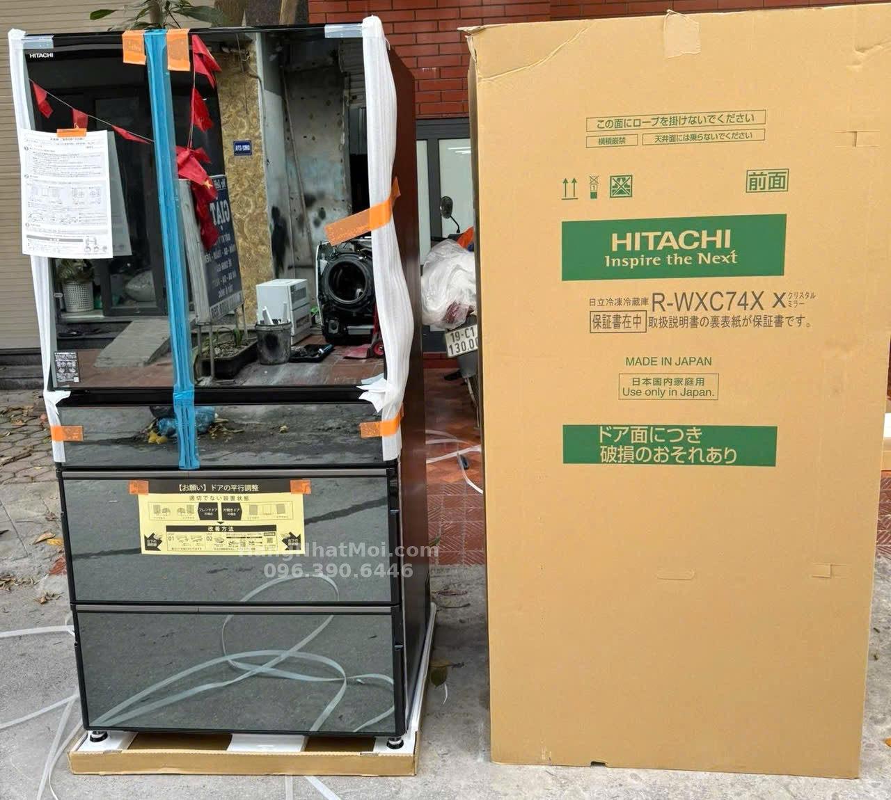 Hitachi R-WXC74X – Máy và thùng R-WXC74X(X) khi mở kiện.