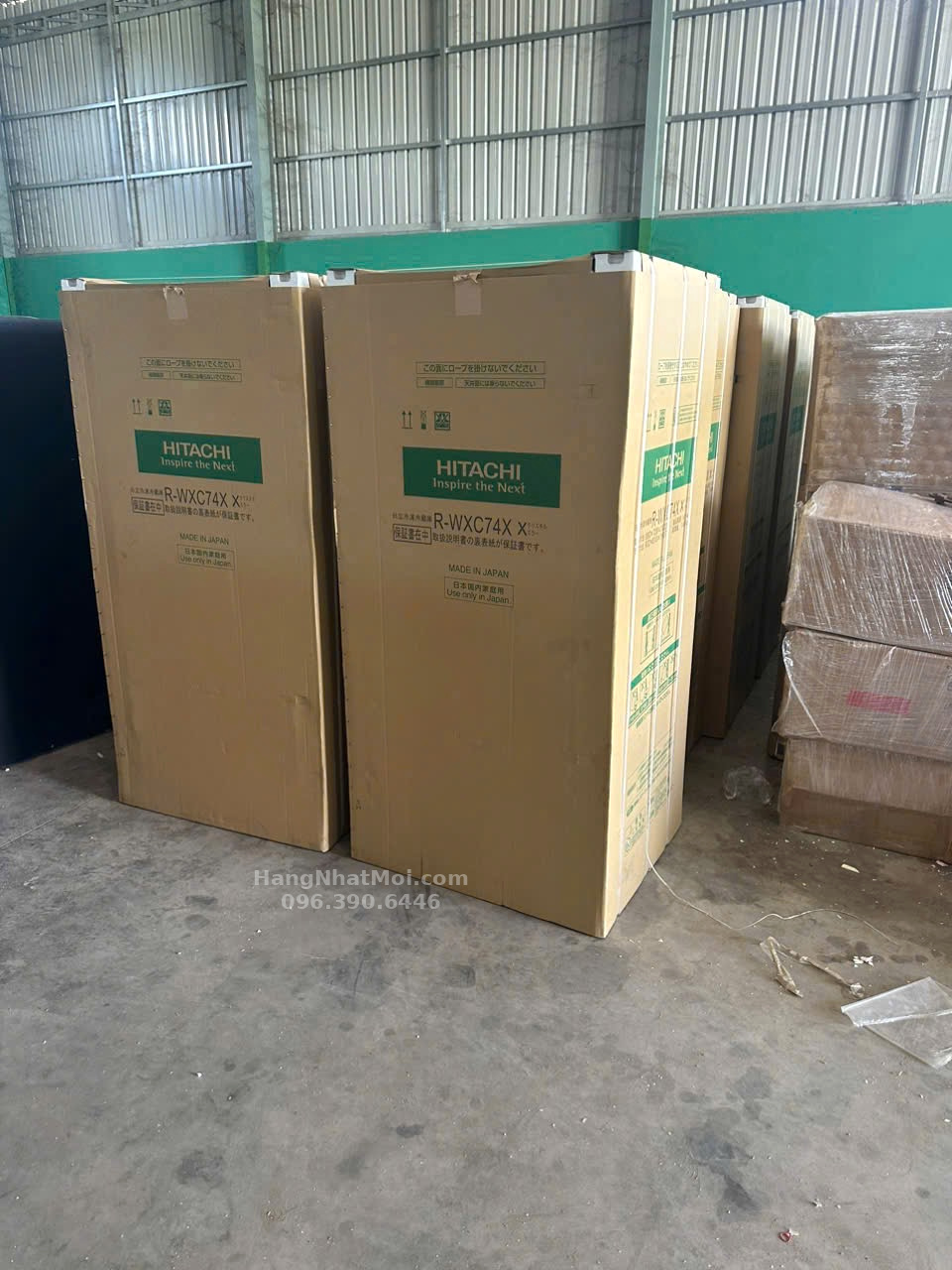 Hitachi R-WXC74X – Các kiện hàng R-WXC74X trong ảnh kho do cửa hàng cung cấp.