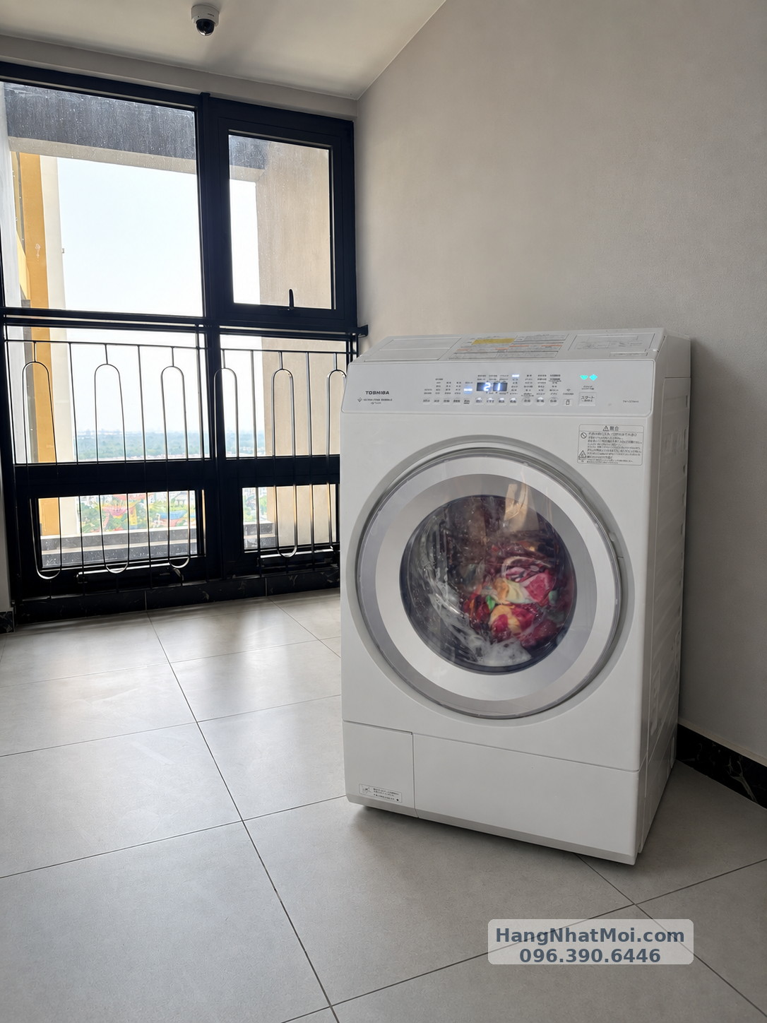 Toshiba TW-127XH3L vận hành giặt tại khu vực trưng bày thực tế