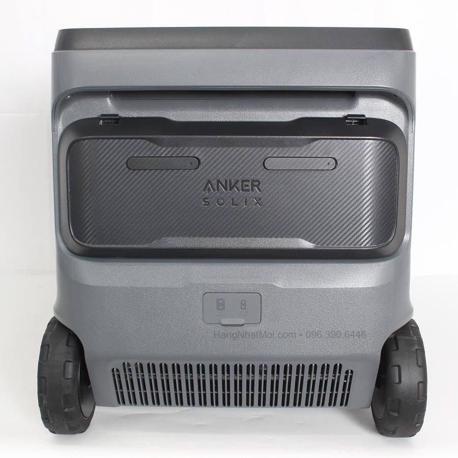 Anker A17A45A1: Mặt sau với khoang pin và cửa thông gió.